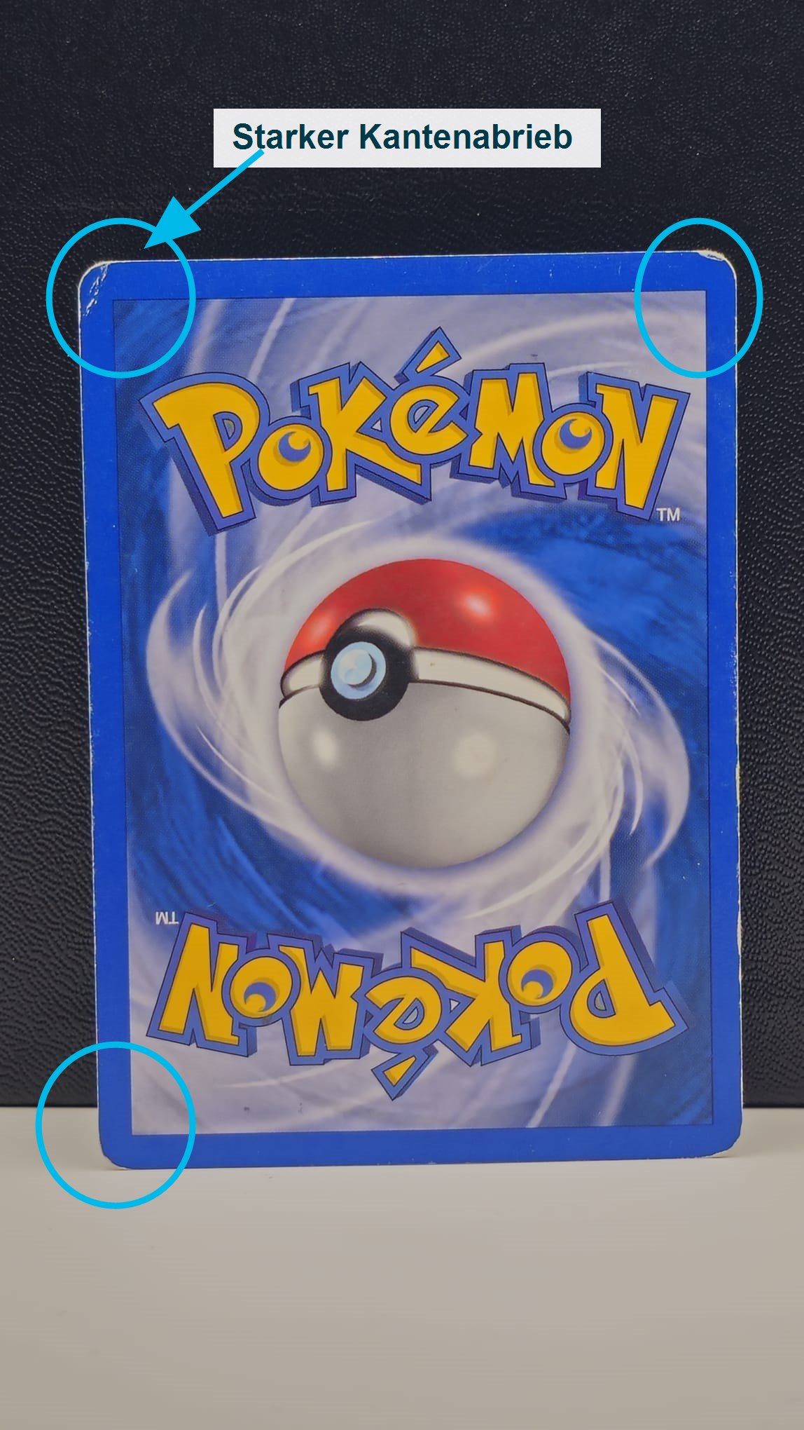 Markierter starker Abrieb an mehreren Ecken einer Pokémon-Karte