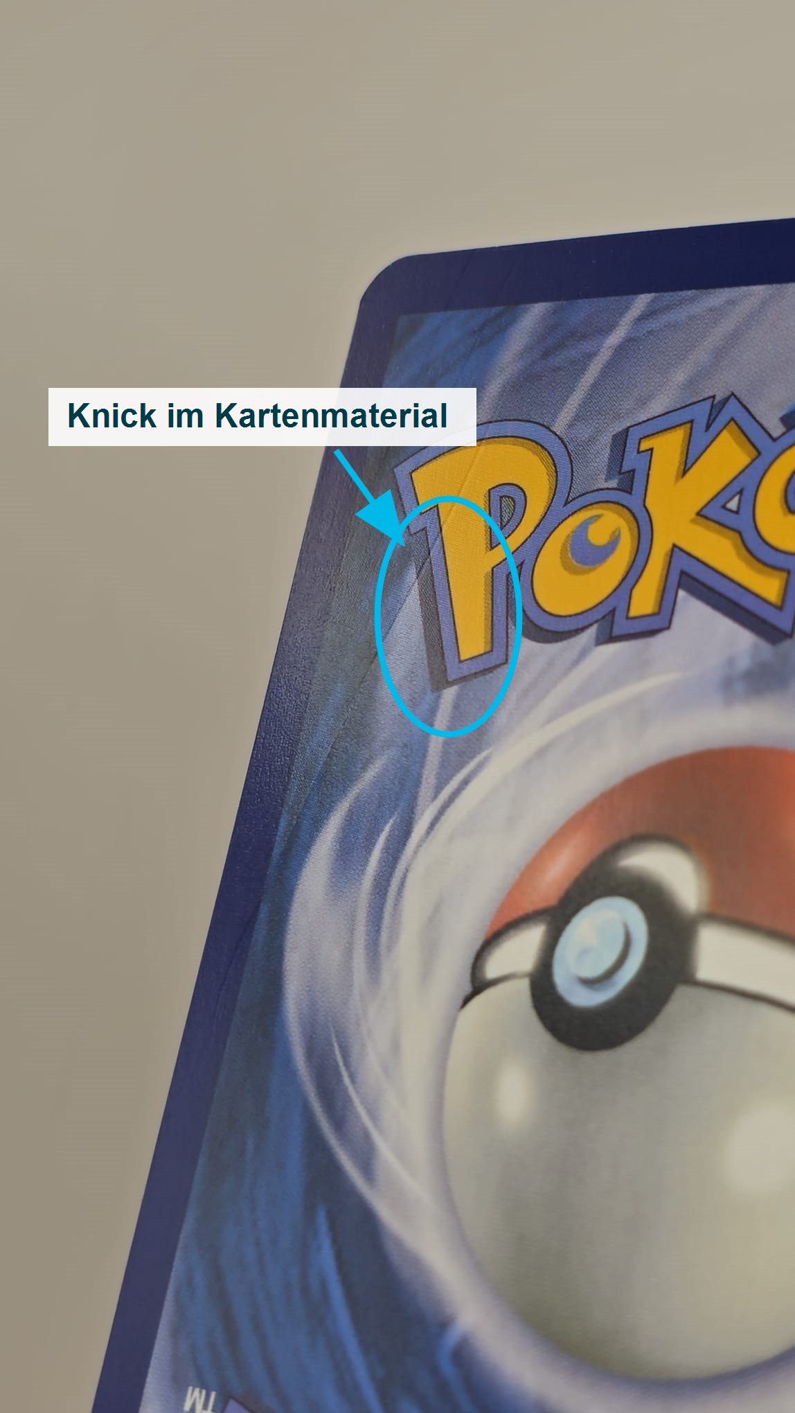 Markierte diagonale Faltspur durch das gelbe P auf der Rückseite einer Pokémon-Karte
