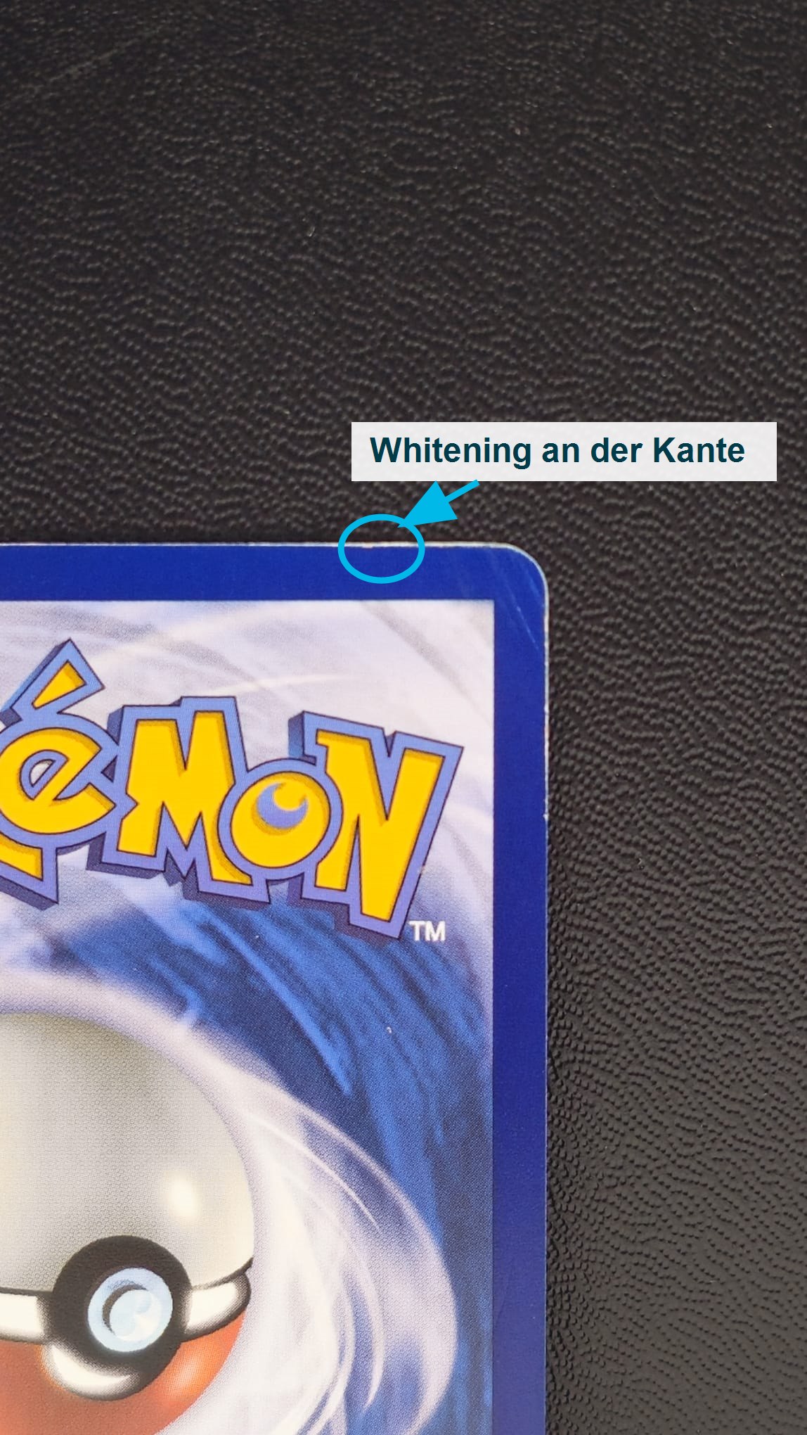 Markierte weiße Abriebstelle an der oberen blauen Kante einer Pokémon-Karte